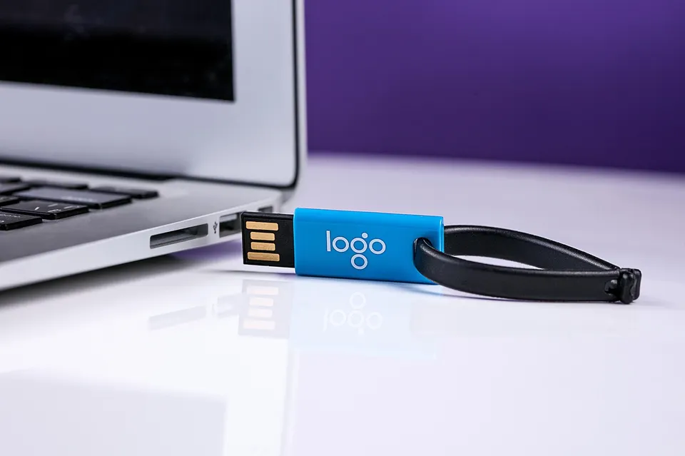 노트북의 USB 포트에 Windows 설치 USB를 꽂은 모습